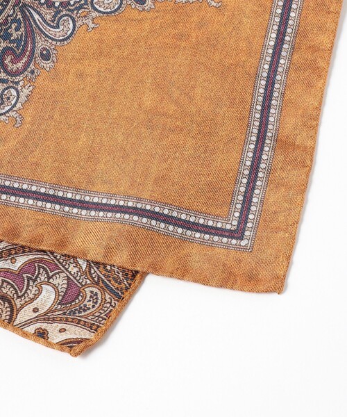 BEAMS F（ビームスエフ）の「FITZGERALD / シルク ペイズリー柄 チーフ（ハンカチ/ハンドタオル・メンズ・インディゴブルー/オレンジ・ONE SIZE）」の3枚目の写真