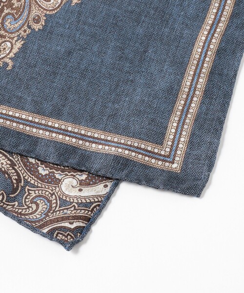 BEAMS F（ビームスエフ）の「FITZGERALD / シルク ペイズリー柄 チーフ（ハンカチ/ハンドタオル・メンズ・インディゴブルー/オレンジ・ONE SIZE）」の4枚目の写真