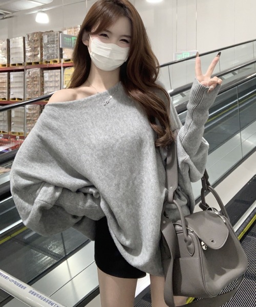 2ly2（トゥーリートゥー）の「韓国スタイル オフショルダーセーター（ニット/セーター・レディース・ブラック/グレー・FREE）」の8枚目の写真