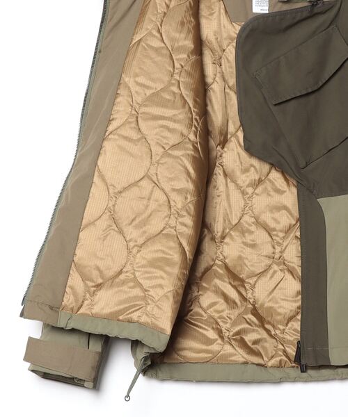 WHITE MOUNTAINEERING(ホワイトマウンテニアリング)の「【WhiteMoutaineering】ホワイトマウンテイニアリング WM × NEXUSVII ASYMETRY JACKET(その他アウター・メンズ・カーキ・2/1/4)」の3枚目の写真