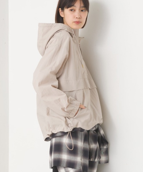 OMNES（オムネス）の「撥水加工ナイロンアノラックパーカー（ブルゾン・レディース・ライトブルー/ブラック/アイボリー/グレイッシュベージュ・FREE）」の3枚目の写真