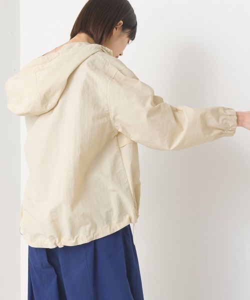 OMNES（オムネス）の「撥水加工ナイロンアノラックパーカー（ブルゾン・レディース・ライトブルー/ブラック/アイボリー/グレイッシュベージュ・FREE）」の5枚目の写真