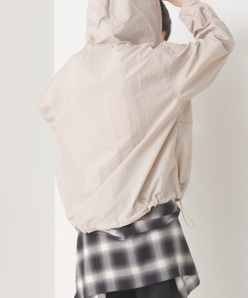 OMNES（オムネス）の「撥水加工ナイロンアノラックパーカー（ブルゾン・レディース・ライトブルー/ブラック/アイボリー/グレイッシュベージュ・FREE）」の22枚目の写真