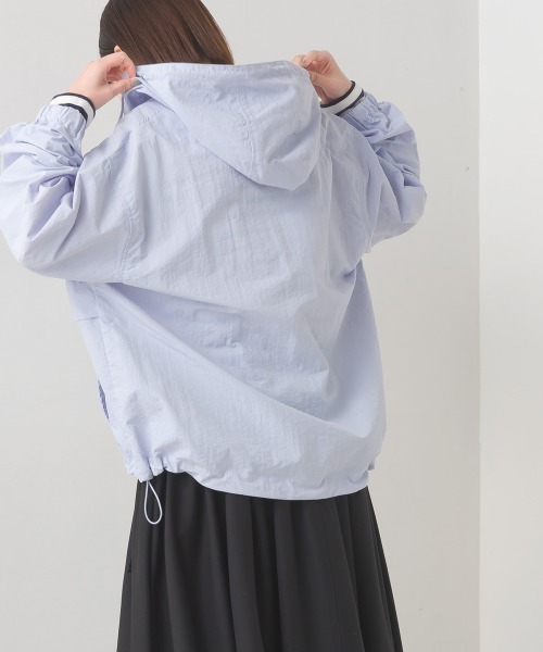 OMNES（オムネス）の「撥水加工ナイロンアノラックパーカー（ブルゾン・レディース・ライトブルー/ブラック/アイボリー/グレイッシュベージュ・FREE）」の18枚目の写真