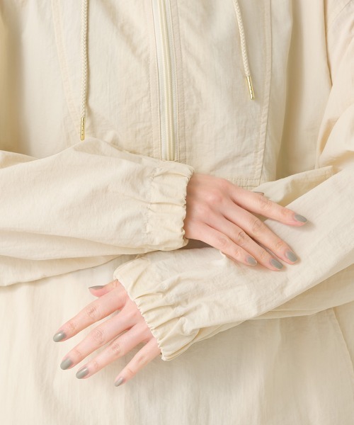 OMNES（オムネス）の「撥水加工ナイロンアノラックパーカー（ブルゾン・レディース・ライトブルー/ブラック/アイボリー/グレイッシュベージュ・FREE）」の12枚目の写真