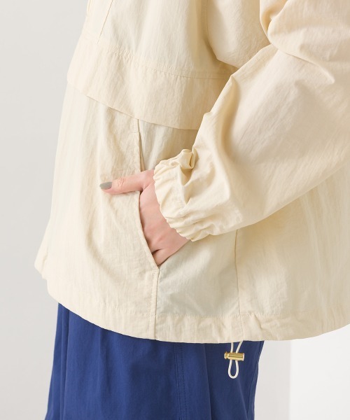 OMNES（オムネス）の「撥水加工ナイロンアノラックパーカー（ブルゾン・レディース・ライトブルー/ブラック/アイボリー/グレイッシュベージュ・FREE）」の11枚目の写真