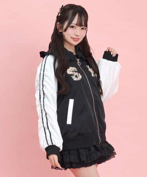 Secret Honey(シークレットハニー)の「取り外しフード付きスカジャン風ブルゾン(ブルゾン・レディース・グレー/オフホワイト・MEDIUM)」の4枚目の写真