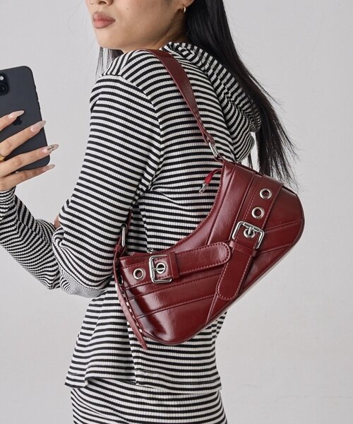 WHO'S WHO gallery（フーズフーギャラリー）の「ダブルベルトミニショルダーバッグ（ショルダーバッグ・レディース・ホワイト/ブラウン/レッド/ブラック/シルバー・FREE）」の6枚目の写真