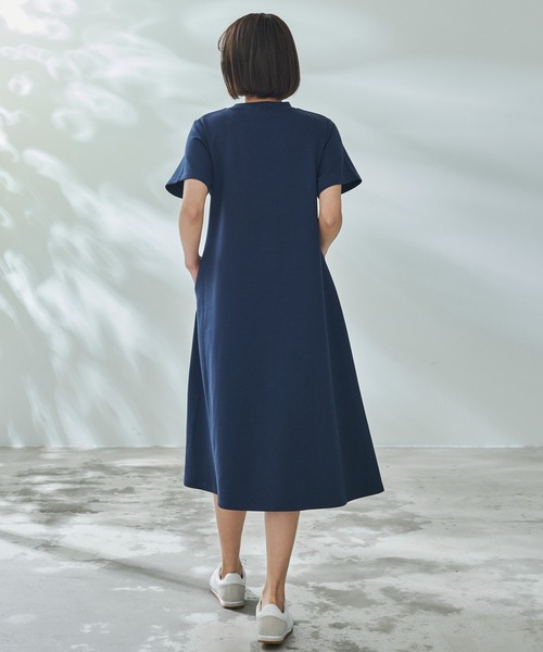 Arnold Palmer（アーノルドパーマー）の「シルキーポンチ 衿ロゴ カットワンピース（ワンピース・レディース・ベージュ/ネイビー・S/M/L）」の12枚目の写真