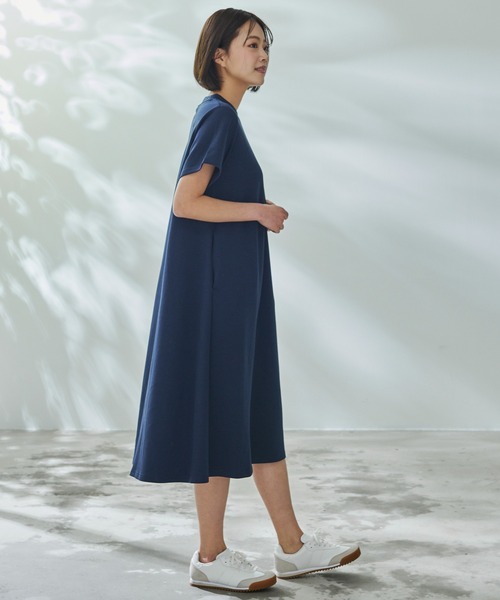 Arnold Palmer（アーノルドパーマー）の「シルキーポンチ 衿ロゴ カットワンピース（ワンピース・レディース・ベージュ/ネイビー・S/M/L）」の7枚目の写真