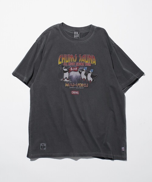 CHUMS（チャムス）の「CHUMS×SAUVENIR/チャムス×サウベニア 別注 ALL NIGHT SAUNA TOUR Tee/オールナイトサウナ/整う/サウナ（Tシャツ/カットソー・メンズ・ブラック/イエロー系その他/ホワイト/グリーン系その他・MEDIUM/LARGE/X-LARGE）」の5枚目の写真