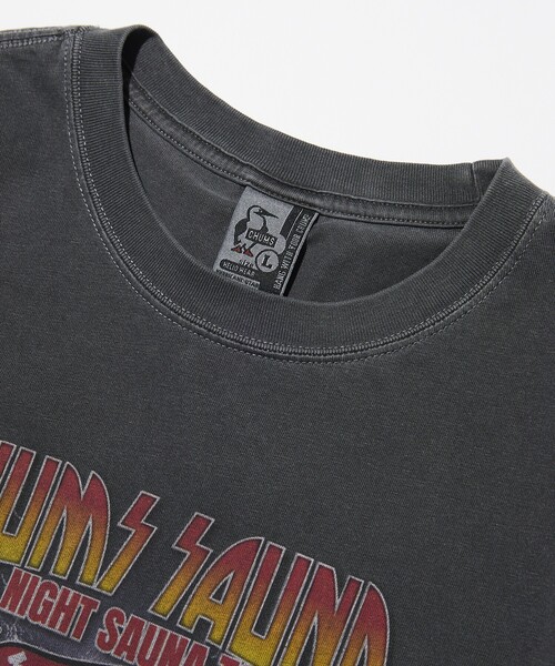 CHUMS（チャムス）の「CHUMS×SAUVENIR/チャムス×サウベニア 別注 ALL NIGHT SAUNA TOUR Tee/オールナイトサウナ/整う/サウナ（Tシャツ/カットソー・メンズ・ブラック/イエロー系その他/ホワイト/グリーン系その他・MEDIUM/LARGE/X-LARGE）」の7枚目の写真