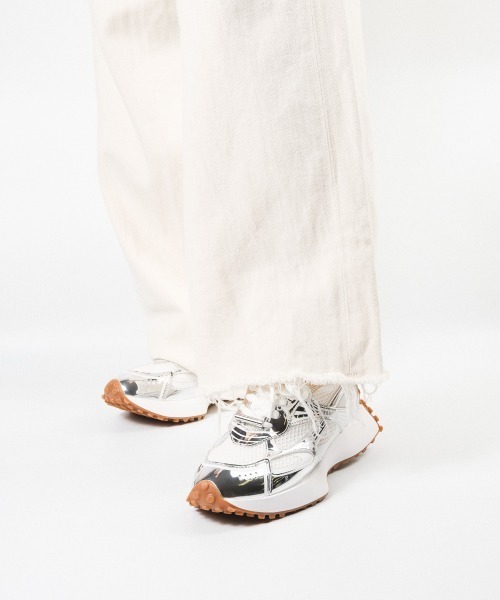 STEVE MADDEN（スティーブマデン）の「デザインソールスニーカー/S.MADDEN CAUSEWAY-VS（スニーカー・レディース・ホワイト×シルバー/ホワイト×グリーン・24.5cm/24.0cm/23.5-24/23.5cm/23.0cm/22.5cm）」の2枚目の写真