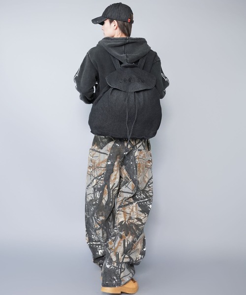 SPINNS(スピンズ)の「フェード加工デニムバックパック/大容量/Y2K/グランジ/ユニセックス(バックパック/リュック・メンズ・カーキ/ブラック・ONESIZE)」の14枚目の写真