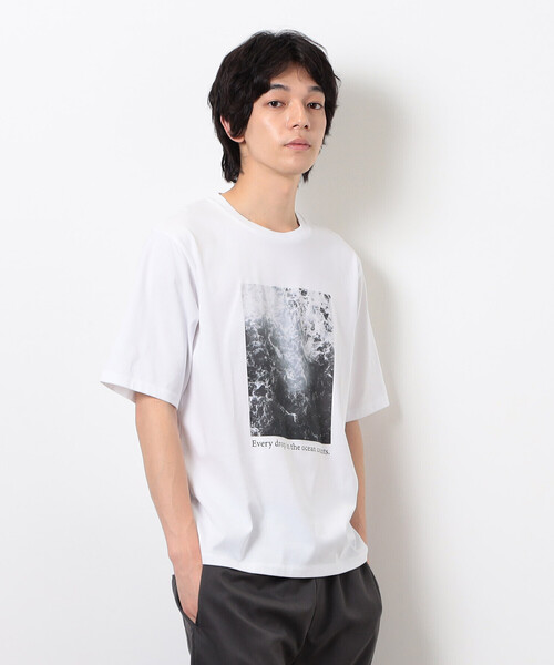 COMME CA ISM(コムサイズム)の「【接触冷感】 Feel-Cool フォトTシャツ 「SEA」(Tシャツ/カットソー・メンズ・ホワイト/グレー・LARGE/MEDIUM)」の1枚目の写真