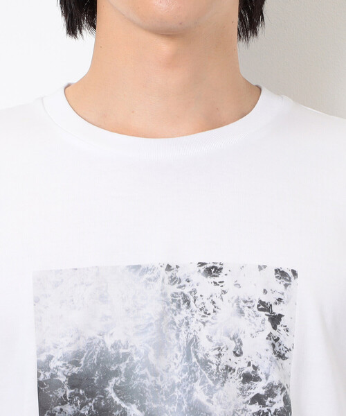 COMME CA ISM(コムサイズム)の「【接触冷感】 Feel-Cool フォトTシャツ 「SEA」(Tシャツ/カットソー・メンズ・ホワイト/グレー・LARGE/MEDIUM)」の3枚目の写真