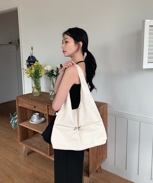 on:nue（オンニュ）の「【on:nue】マルチデイトートバッグ（トートバッグ・レディース・アイボリー/ブラウン/ブラック・ONE SIZE）」の5枚目の写真