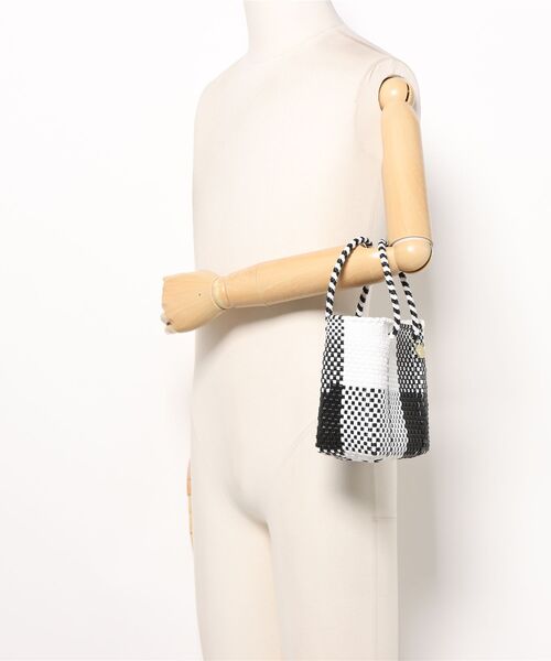 Letra(レトラ)の「【Letra】MERCADO BAG MINI STYLE BLOCKS(かごバッグ・レディース・オレンジ/ホワイト×ブラック・ONESIZE)」の11枚目の写真