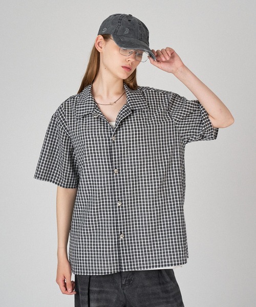 ONCILY（オンシェリー）の「SILVER BUTTON REGULAR COLLAR SHIRT / シルバーボタンレギュラーカラーシャツ（シャツ/ブラウス・メンズ・オフホワイト/ブラック/ブルー/イエロー/ホワイト系その他/ブラック系その他/ブルー系その他/ホワイト/ブラック系その他2・SMALL/MEDIUM/LARGE）」の5枚目の写真
