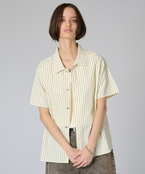 ONCILY（オンシェリー）の「SILVER BUTTON REGULAR COLLAR SHIRT / シルバーボタンレギュラーカラーシャツ（シャツ/ブラウス・メンズ・オフホワイト/ブラック/ブルー/イエロー/ホワイト系その他/ブラック系その他/ブルー系その他/ホワイト/ブラック系その他2・SMALL/MEDIUM/LARGE）」の9枚目の写真