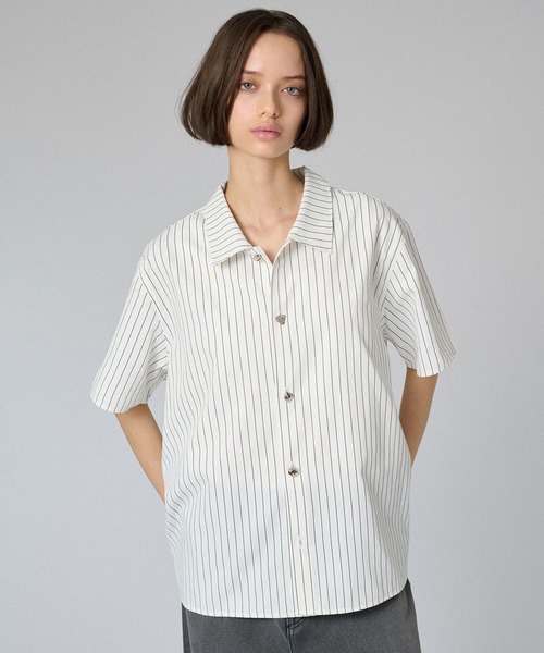 ONCILY（オンシェリー）の「SILVER BUTTON REGULAR COLLAR SHIRT / シルバーボタンレギュラーカラーシャツ（シャツ/ブラウス・メンズ・オフホワイト/ブラック/ブルー/イエロー/ホワイト系その他/ブラック系その他/ブルー系その他/ホワイト/ブラック系その他2・SMALL/MEDIUM/LARGE）」の10枚目の写真