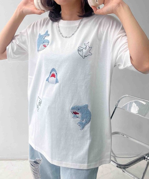 AS KNOW AS plus(アズノゥアズプラス)の「●選びアソート ちりばめアニマルTシャツ (サメ・ネコ・おばけ)(Tシャツ/カットソー・レディース・オートミール/チャコールグレー/オフホワイト/グレー系/アイボリー系/ホワイト系/ダークグリーン系・FREE)」の3枚目の写真