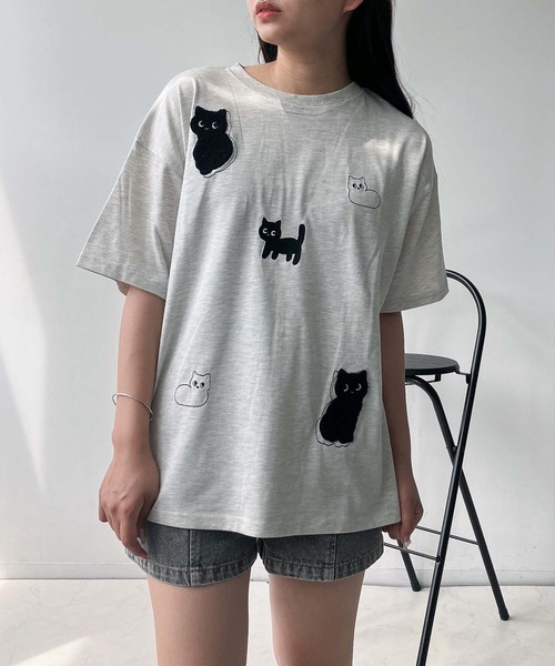 AS KNOW AS plus(アズノゥアズプラス)の「●選びアソート ちりばめアニマルTシャツ (サメ・ネコ・おばけ)(Tシャツ/カットソー・レディース・オートミール/チャコールグレー/オフホワイト/グレー系/アイボリー系/ホワイト系/ダークグリーン系・FREE)」の1枚目の写真