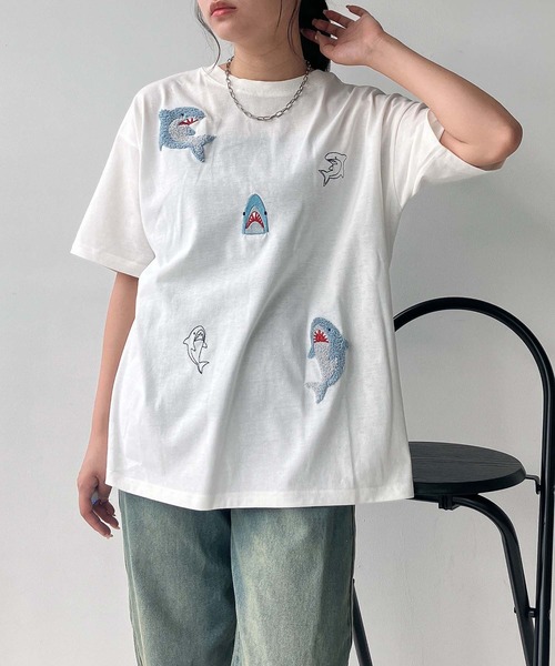 AS KNOW AS plus(アズノゥアズプラス)の「●選びアソート ちりばめアニマルTシャツ (サメ・ネコ・おばけ)(Tシャツ/カットソー・レディース・オートミール/チャコールグレー/オフホワイト/グレー系/アイボリー系/ホワイト系/ダークグリーン系・FREE)」の2枚目の写真