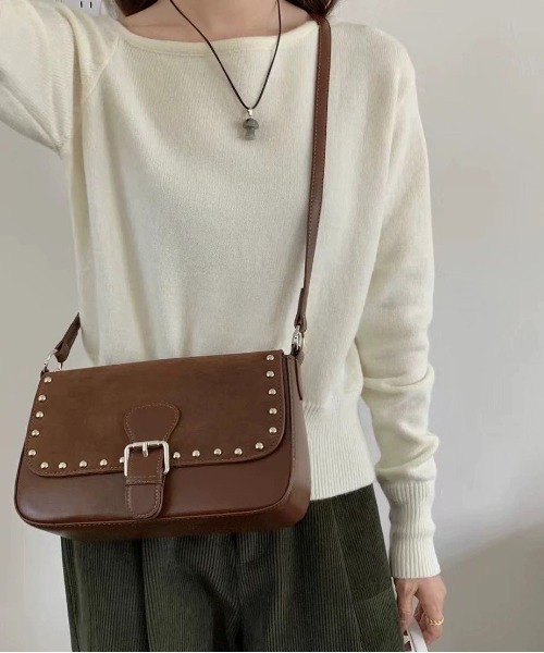 FINEnough(ファインナフ)の「配色切り替えスタッズ付きハンドル2WAYショルダーバッグ(ショルダーバッグ・レディース・カーキ/ブラック/ワインレッド/ブラウン・FREE)」の10枚目の写真