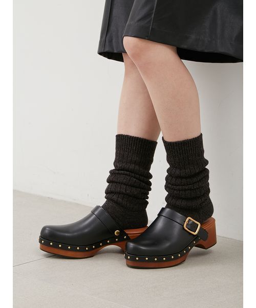 Mila Owen（ミラオーウェン）の「ベルト付きサボサンダル（サンダル・レディース・キャメル/ブラック・36/37/38）」の3枚目の写真