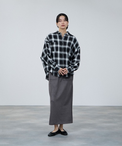 Mac-House（マックハウス）の「milli de l'air スエードライク ポンチ素材 Iラインスカート（スカート・レディース・ベージュ/ダークグレー/キャメル・L/M）」の11枚目の写真