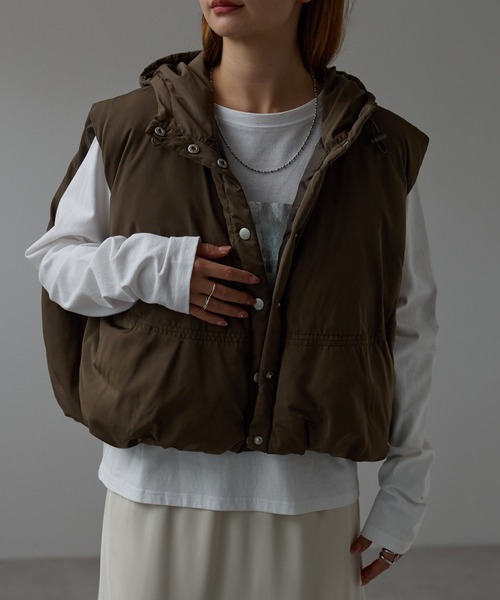 r.（アールドット）の「ファイバーダウン　フーディベスト（ダウンベスト・レディース・キナリ/オリーブ/グレイッシュベージュ/ブラック・FREE）」の4枚目の写真