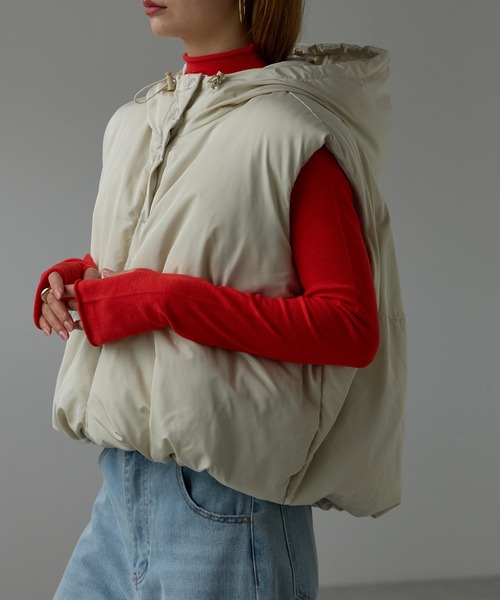 r.（アールドット）の「ファイバーダウン　フーディベスト（ダウンベスト・レディース・キナリ/オリーブ/グレイッシュベージュ/ブラック・FREE）」の2枚目の写真