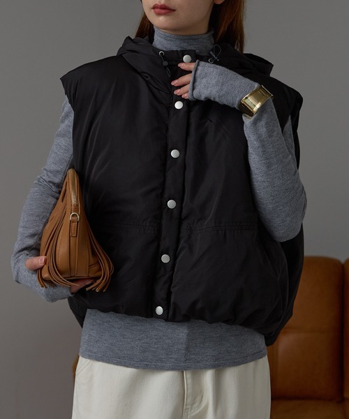 r.（アールドット）の「ファイバーダウン　フーディベスト（ダウンベスト・レディース・キナリ/オリーブ/グレイッシュベージュ/ブラック・FREE）」の3枚目の写真