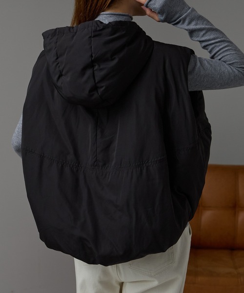 r.（アールドット）の「ファイバーダウン　フーディベスト（ダウンベスト・レディース・キナリ/オリーブ/グレイッシュベージュ/ブラック・FREE）」の5枚目の写真