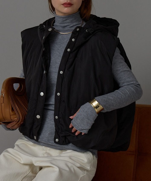 r.（アールドット）の「ファイバーダウン　フーディベスト（ダウンベスト・レディース・キナリ/オリーブ/グレイッシュベージュ/ブラック・FREE）」の12枚目の写真