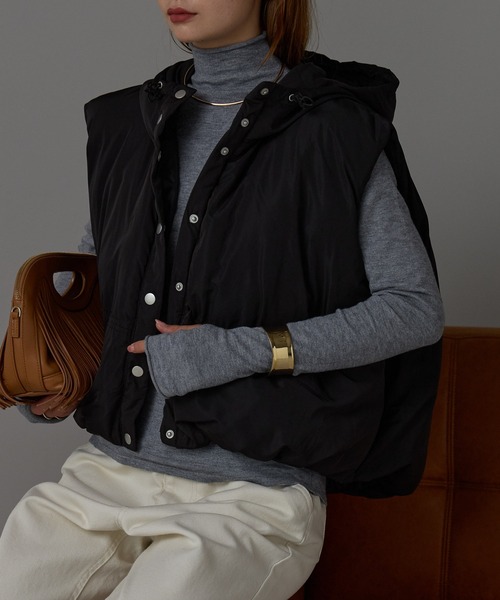 r.（アールドット）の「ファイバーダウン　フーディベスト（ダウンベスト・レディース・キナリ/オリーブ/グレイッシュベージュ/ブラック・FREE）」の10枚目の写真