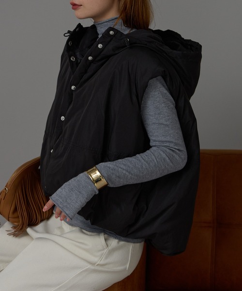 r.（アールドット）の「ファイバーダウン　フーディベスト（ダウンベスト・レディース・キナリ/オリーブ/グレイッシュベージュ/ブラック・FREE）」の14枚目の写真