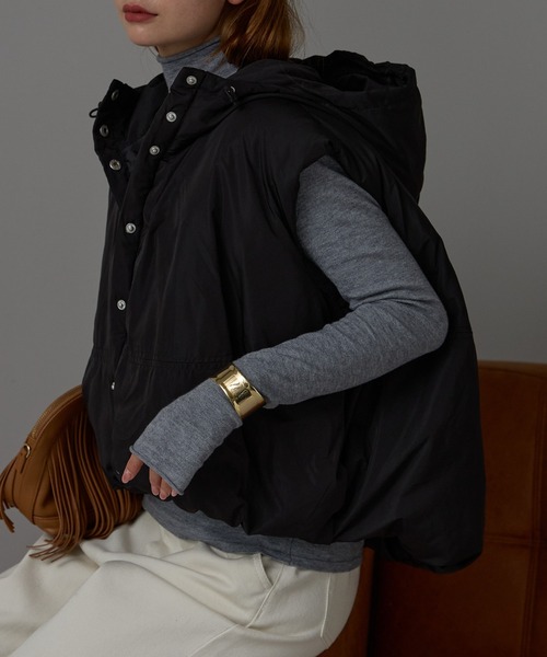 r.（アールドット）の「ファイバーダウン　フーディベスト（ダウンベスト・レディース・キナリ/オリーブ/グレイッシュベージュ/ブラック・FREE）」の9枚目の写真