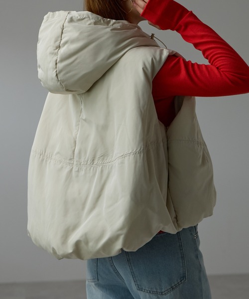 r.（アールドット）の「ファイバーダウン　フーディベスト（ダウンベスト・レディース・キナリ/オリーブ/グレイッシュベージュ/ブラック・FREE）」の22枚目の写真