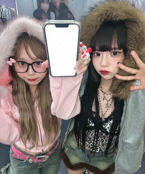 SPINNS(スピンズ)の「ガーリーの最強モテトップス☆ふわふわファーフードロゴジップパーカー/フェイクファー(パーカー・レディース・オフホワイト/ピンク/杢グレー/チャコール・ONESIZE)」の14枚目の写真