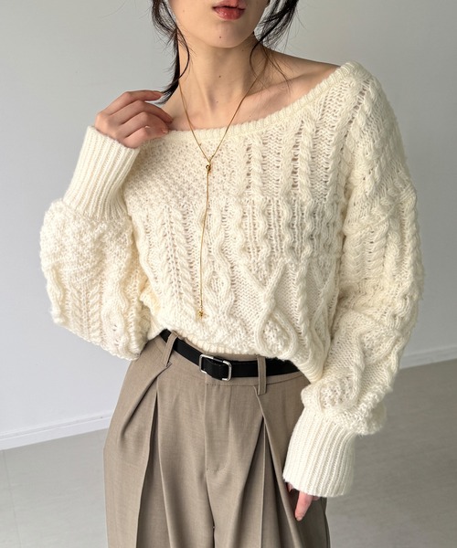 junoah(ジュノア)の「2wayワンショルケーブルショートニット(ニット/セーター・レディース・ダークブラウン/アイボリー/ライトブルー・LARGE/MEDIUM)」の4枚目の写真