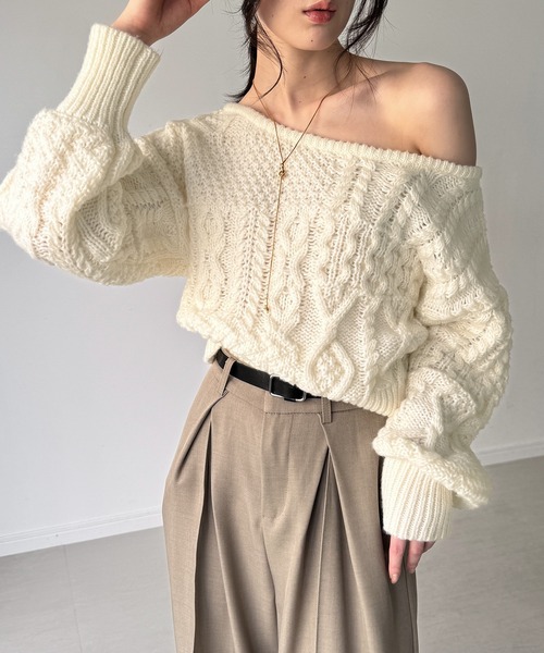 junoah(ジュノア)の「2wayワンショルケーブルショートニット(ニット/セーター・レディース・ダークブラウン/アイボリー/ライトブルー・LARGE/MEDIUM)」の5枚目の写真