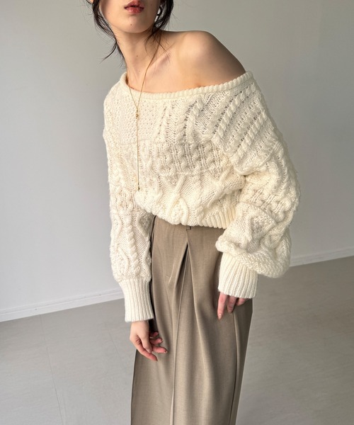 junoah(ジュノア)の「2wayワンショルケーブルショートニット(ニット/セーター・レディース・ダークブラウン/アイボリー/ライトブルー・LARGE/MEDIUM)」の9枚目の写真
