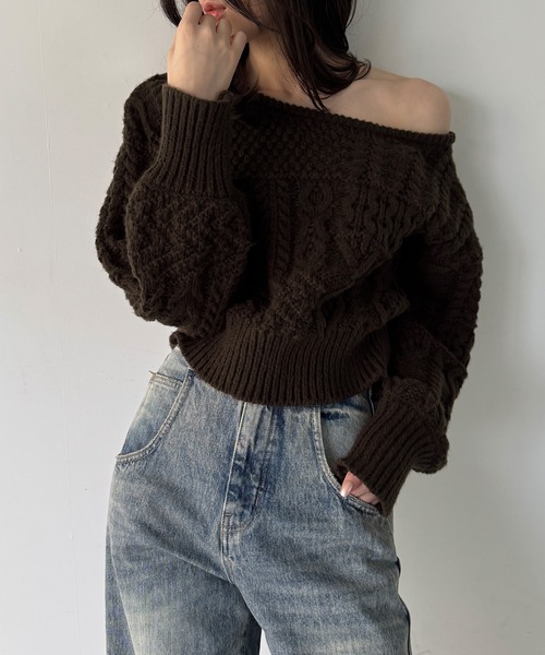 junoah(ジュノア)の「2wayワンショルケーブルショートニット(ニット/セーター・レディース・ダークブラウン/アイボリー/ライトブルー・LARGE/MEDIUM)」の11枚目の写真