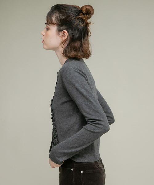 URBAN RESEARCH Sonny Label（アーバンリサーチサニーレーベル）の「シルク混フリルニットシャツ（ニット/セーター・レディース・チャコールグレー/オフホワイト/ブラウン・FREE）」の21枚目の写真