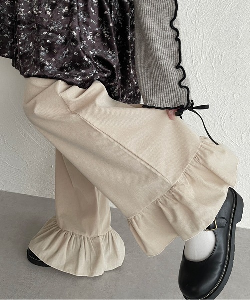 kutir（クティール）の「コーデュロイフリルフレアパンツ（その他パンツ・レディース・ブラック/アイボリー/オレンジ/ブラウン・FREE）」の2枚目の写真