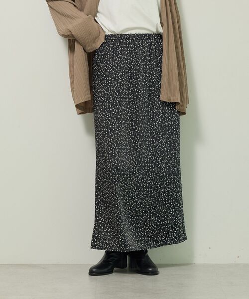 Green Parks(グリーンパークス)の「すっきり見えシルエットサテンナロースカート(スカート・レディース・アイボリー/チャコールグレー/ブラック系その他・FREE)」の1枚目の写真