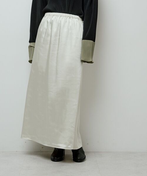 Green Parks(グリーンパークス)の「すっきり見えシルエットサテンナロースカート(スカート・レディース・アイボリー/チャコールグレー/ブラック系その他・FREE)」の2枚目の写真