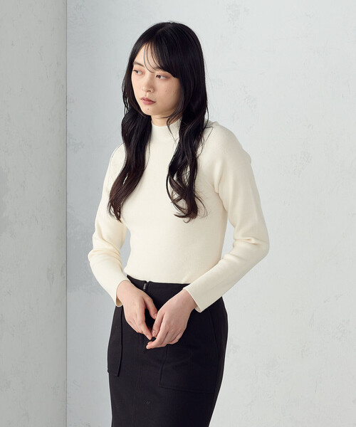 COMME CA ISM（コムサイズム）の「【ウォッシャブル】ベーシック ハイネックニット（ニット/セーター・レディース・ホワイト/ブラック/レッド/ベージュ・MEDIUM/LARGE）」の2枚目の写真